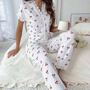 Conjunto de pijamas de mujer con estampado de logotipo personalizado OEM, pijamas holgados de manga corta y pantalones largos con cuello en V de encaje en contraste, ropa cómoda para el hogar - Product Image 3