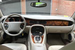 รถ Jaguar XJ8 ปี 1999 สภาพดีเยี่ยม ราคาสุดคุ้ม พร้อมส่ง - Product Image 2