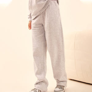 Conjunto de chándal con detalle de insignia para mujer de 2 piezas gris ceniza con logotipo personalizado de la mejor calidad conjunto de chándal y Jogger de dos piezas de longitud completa para mujer - Product Image 2