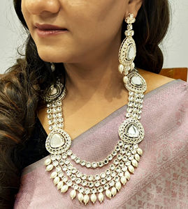 ชุดเครื่องประดับเจ้าสาวแบบอินเดีย ไข่มุกเทียม คุนดัน สร้อยคอหลายชั้น พร้อมต่างหูระย้า และเครื่องประดับมงกุฎสำหรับผู้หญิง - Product Image 3