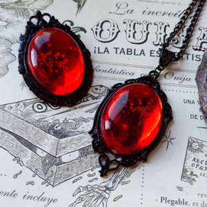 Collana con Ciondolo in Stile Gotico Vintage con Cristallo Rosso Viola Stardust e Cammeo, Ciondoli e Charms di Lusso in Cristallo - Product Image 2