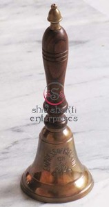 Campana de mano de latón vintage sólido con mango de madera Campana de llamada de mano Decoración de Navidad Artículo de regalo Artesanía de metal - Product Image 3