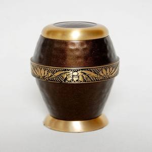 Urnas para cenizas de mesa fundidas en aluminio de Color plateado pulidas brillantes con borde de Color dorado, ollas y tarros para cenizas de diseñador hechos a mano - Product Image 4