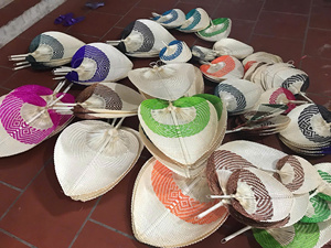 Éventail durable en feuille de palmier-fait à la main, naturel, couleurs vives - Product Image 6