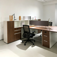 Bureau de travail moderne en bois pour deux personnes, plan ouvert, avec armoire de rangement à tiroirs sur pied