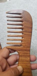 Peine de Cuerno de Búfalo con Dientes y Mango de Plástico - Artesanía Ecológica Hecha a Mano para el Cuidado del Cabello, Procedente de la India - Product Image 4