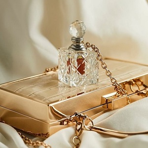 Calidez y elegancia: descubre el atractivo del aceite de Oud natural en velas perfumadas - Product Image 6