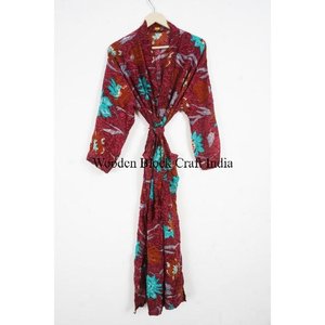 Robe de nuit kimono bohème élégante en soie de sari recyclée à motifs floraux pour femme, à manches longues, idéale pour la plage - Product Image 6