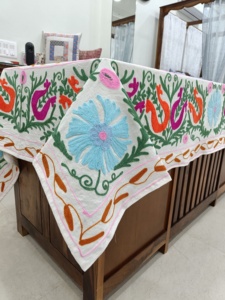 Manta Decorativa de Algodón 100% con Bordado Tradicional Aari Phulkari Hecho a Mano en Colores Vivos, Cubrecama, Cubremesa - Product Image 3