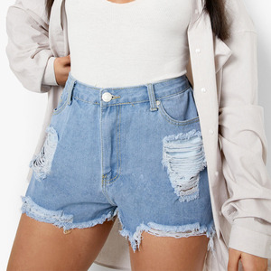Short en jean bleu lavé à la pierre pour femmes le plus élégant ourlet court déchiré avec braguette à boutons et poches latérales respirant à vendre - Product Image 4