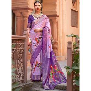 ชุดส่าหรีผ้าไหมพิมพ์ลายดอกไม้สีม่วงคลาสสิก แต่งลายฟอยล์ พร้อมพู่ห้อย สำหรับงานเทศกาล พร้อมเสื้อคลุมสำหรับงานปาร์ตี้ - Product Image 2