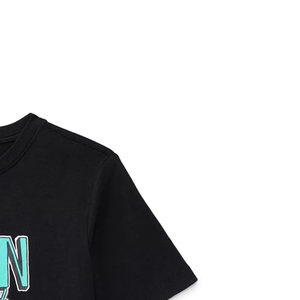 Camiseta de algodón de manga corta con cuello redondo y ajuste holgado para hombre, estilo urbano, con estampado gráfico de personaje alienígena energético y logo frontal con efecto tie-dye. - Product Image 5