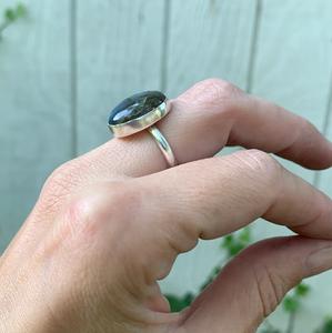 แหวนแลบราโดไรต์สีฟ้าเพลิงทำด้วยมือเงิน925อัญมณีลาบราดอไรต์ธรรมชาติทำด้วยมือของขวัญแหวนแต่งงานสำหรับผู้หญิง - Product Image 6