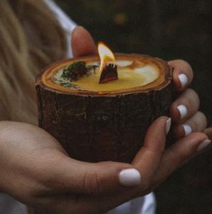 เทียนหอมคุณภาพพรีเมียม งานฝีมือจากไม้สีน้ำตาลธรรมชาติ พร้อมฝาปิดและฐานวาง เหมาะสำหรับตกแต่งบ้าน สำนักงาน และเทศกาลคริสต์มาส - Product Image 1