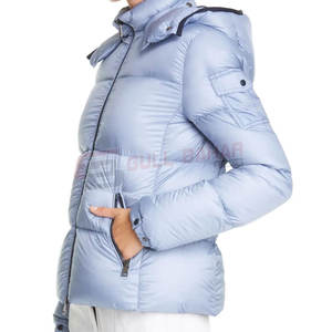 Chaqueta acolchada para mujer con brillo metálico y diseño urbano minimalista Chaqueta acolchada de cuello alto para mujer - Product Image 5