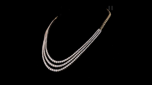 Collier tennis de luxe à trois rangs en diamants de laboratoire avec pointeur central |   Fabricant OEM de bijoux fins sur mesure - Product Image 3