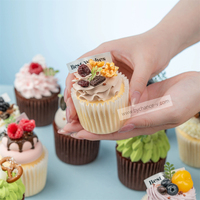Modèle de cupcake factice vibrant réaliste parfait pour les centres de table de mariage et les présentoirs de boutique.