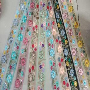 Lacets floraux brodés sur mesure avec broderie florale colorée sur filet rose noir et vert à utiliser comme bordures et garnitures - Product Image 3