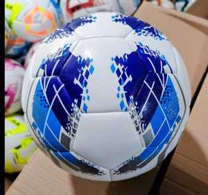Balón de Fútbol de Entrenamiento Personalizado con Logotipo, Talla 5, de PU, para Entrenamiento de Equipos y Uso en Fútbol - Product Image 1