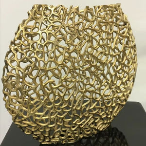 Vase à fleurs en aluminium artisanal, mettant en valeur un savoir-faire raffiné pour une présentation florale élégante dans les espaces de décoration intérieure modernes - Product Image 1