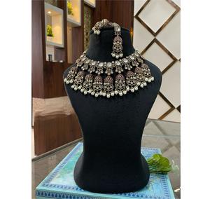 Conjunto de Collar y Aretes con Piedras Kundan Chapadas en Oro de la Mejor Calidad, Estilo Glamuroso, para Bodas, Colección para Mujeres y Niñas - Product Image 1