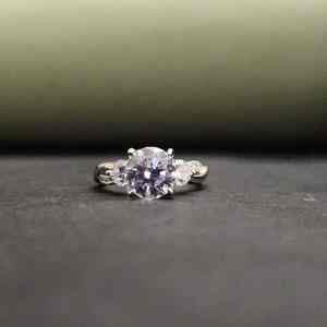 Impresionante Anillo de Compromiso Unisex de Tres Piedras con Diamante Moissanita de Corte Redondo en Acero Inoxidable y Oro Sólido de 18 Quilates, Último Diseño - Product Image 2