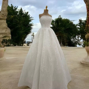 Compre un impresionante vestido de novia blanco para novias con detalles lujosos, perfecto para ceremonias y recepciones de la Iglesia - Product Image 1