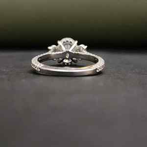 Anillo de Moissanita de Corte Ovalado Elegante de Lujo con Tres Piedras, con Acero Inoxidable y Chapado en Oro de 14 Quilates, Diseño Único para su Ser Querido - Product Image 5