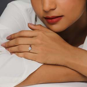 14K แหวนเพทายสีเงินแท้สำหรับผู้หญิงแหวนสี่เหลี่ยมสมมาตรประดับด้วยขอบพลอยการตั้งค่ารูปแบบทางเรขาคณิตที่ทันสมัยเครื่องประดับที่ดี - Product Image 2