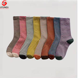 Chaussettes pour femmes en gros avec logo personnalisé, chaussettes de sport en coton et élasthanne de haute qualité, séchage rapide, usage quotidien - Product Image 1