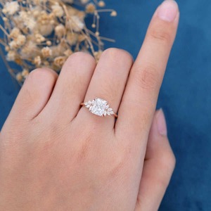Anillo de Compromiso con Moissanita de Corte Radiante, Elegante Anillo de Compromiso y Anillo de Boda con Diamantes para Mujer, Joyería Elegante y Moderna - Product Image 2