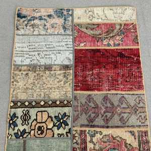 Alfombra Turca, Alfombra Pequeña de 1.7x2.9 pies, Alfombra Roja con Diseño de Patchwork - Product Image 4