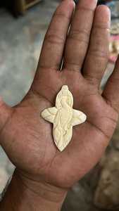 Colgantes de hueso tallados a mano intrincados, joyería de inspiración Tribal de estilo bohemio hecha a medida, accesorios de diseño único con cuentas blancas - Product Image 5