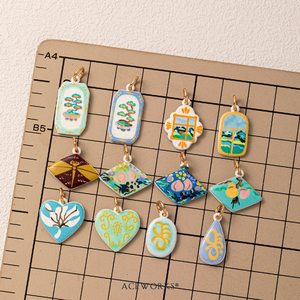 แกลเลอรีสวนเซนญี่ปุ่น |   จี้รูปดอกท้อเคลือบทอง 18K ทำจากทองเหลืองเคลือบทอง พร้อมเคลือบสีด้วยมือ สำหรับทำเครื่องประดับ - Product Image 4