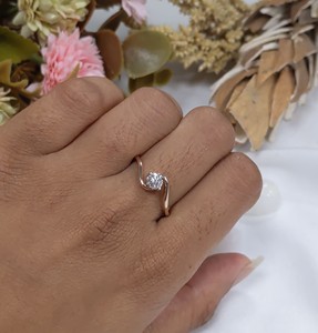 Bague de fiançailles de mariage en or massif, taille ronde, diamant cultivé en laboratoire Excellente bague en diamant torsadé - Product Image 1