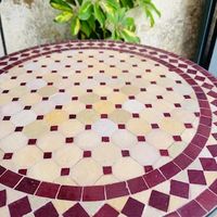 Moderner Marokkanischer Mosaik-Couchtisch mit Rubin-Sand-Zellige-Fliesen, Geometrisches Design, Handwerkskunst aus Glas und Metall
