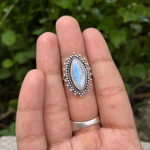 แหวนทำมือสไตล์มินิมอล แหวนเงินแท้ 925 ประดับด้วยมูนสโตนสีรุ้งธรรมชาติ สวยงาม แหวนโบฮีเมียนเรียบหรูสำหรับงานแต่งงาน - Product Image 2