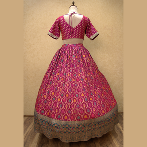 Designer traditionnel indien Lehenga Choli en rose multi ton Banarasi soie complexe or Zari, conception artistique écrasée en gros - Product Image 4