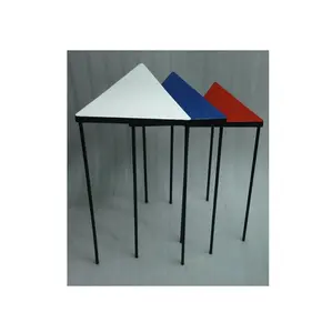 Mesa de centro con forma de triángulo, muebles de dormitorio de hierro de Color personalizado, mesa de centro, mesa auxiliar recubierta de polvo