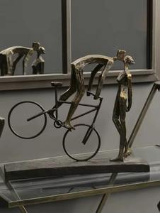 Figurines de couple en métal d'une excellente facture, sculptées avec une grande présence artistique, idéales comme pièces maîtresses dans des collections sélectionnées. - Product Image 5