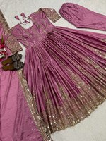 Este hermoso diseñador Salwar kameez elaborado con Georgette de primera calidad y tela de mezcla de seda para una comodidad y un aspecto glamuroso durante todo el día
