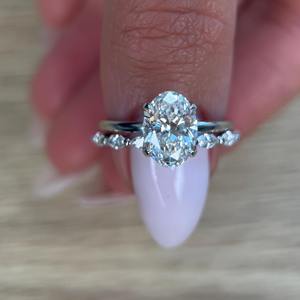 Anillo de Compromiso con Diamante de Laboratorio de Corte Ovalado de 2.50 Quilates, Estilo Tulipán, con Anillo de Bodas a Juego con Diamante Marquise, Certificado IGI - Product Image 5