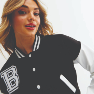 Vestes d'université personnalisables pour femmes vestes matelassées recadrées minces en laine Letterman broderie noire surdimensionnée en peau de mouton tricotée - Product Image 2