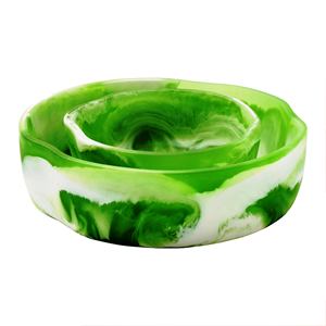 Bol et plat en résine écologique poli à la main de couleur verte fabriqué en Inde pour la décoration de fête - Product Image 5