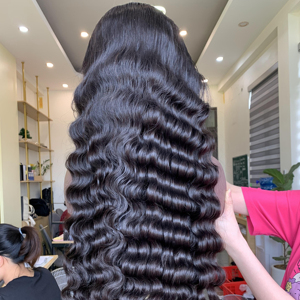 Vente en gros noir vietnamien Remy cheveux femmes océan vague ondulé dentelle avant HD perruque frontale avec des faisceaux de cheveux de trame unique - Product Image 1
