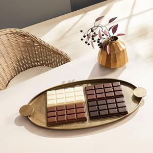 Bandeja decorativa de metal para servir chocolate, acabado antiguo, chispas de admiración, y ofrece indulgencia con cada presentación - Product Image 4