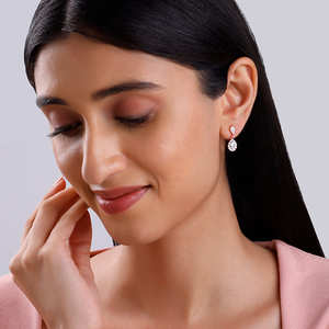 Boucles d'oreilles pendantes tendance en or rose glamour avec un éclat scintillant pour un look moderne et branché - Product Image 1