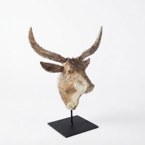Sculpture artisanale en bois de buffle, crâne de taureau sculpté en teck rustique, avec base en métal, pour décoration de table. - Product Image 1