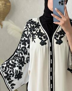 Abaya de satén de lujo personalizada al por mayor para mujer, vestido islámico turco pequeño con mangas con volantes, abaya estilo Dubái para musulmanes - Product Image 4