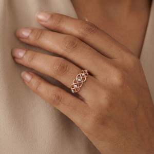 Exquisito diamante natural de corte brillante redondo de 0.06 quilates, certificado por IGI, color H-I, claridad VS-SI, en oro rosa macizo. - Product Image 1